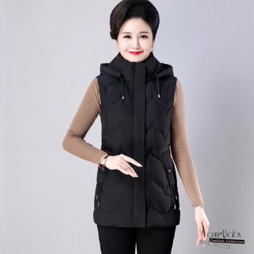 【YOUNGBABY中大碼】可拆帽桃形車線保暖中長版夾棉背心 中大尺碼女裝