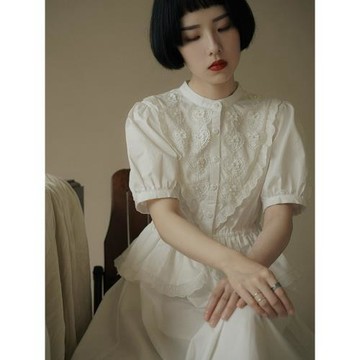 然而和風 花邊倒V設計假兩件式下擺傘裙廓形系帶燈籠袖愛心小白裙