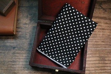 黑色波点口袋巾英伦风手帕丝巾