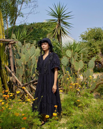 蕾絲細節長裙，4層荷葉邊，飾有蕾絲。