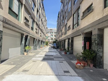 鳳頂特區稀有釋出大面寬活巷進出車庫別墅｜高雄市鳳山區真君路