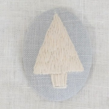 白色樹木刺繡胸針【hokuo】No.