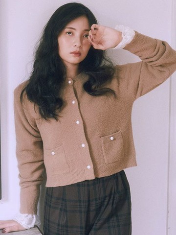 蓬鬆毛絨感珠光紐扣設計圓領針織罩衫(01000613400) - earth music&ecology