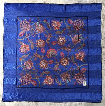 Yves Saint Laurent 真絲絲巾，43 x 43 英吋，100% 真絲，禮品