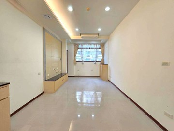 五股區九揚傑仕堡三房車｜新北市五股區御成路