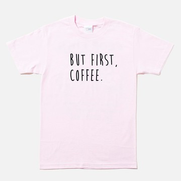BUT FIRST, COFFEE 男女短袖T恤 淺粉 咖啡文青設計禮物旅行格言