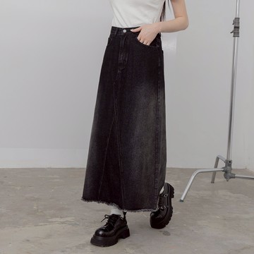 QUEENSHOP_ S 女裝 水洗感下擺鬚邊剪接牛仔長裙 S/M/L 現+預 【03021571】