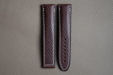 Horween 深棕色孵化紋皮革錶帶，適用於 Omega 摺疊錶扣