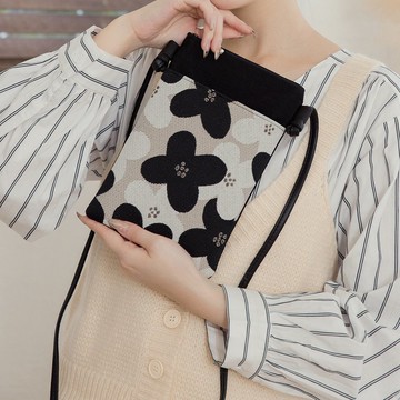 日本製-尾州織 茱萸花朵朵開手機包側背包-黑