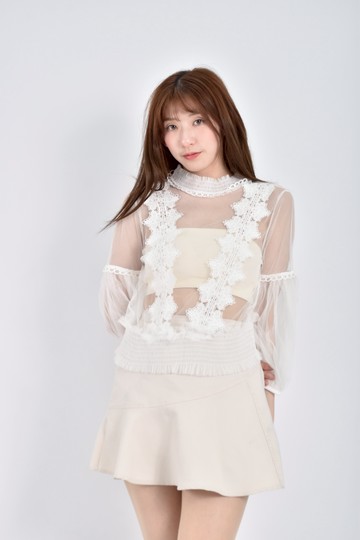 (M) 質感紡紗透膚蕾絲白色長袖上衣
