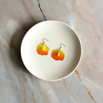 透明魚鱗耳環 │簡約款 。漸層染 light yellow