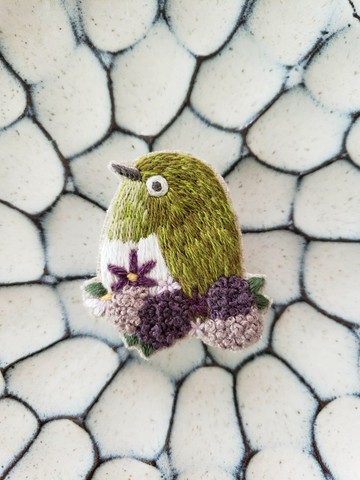 繡眼鳥與花朵刺繡胸針【訂製商品】