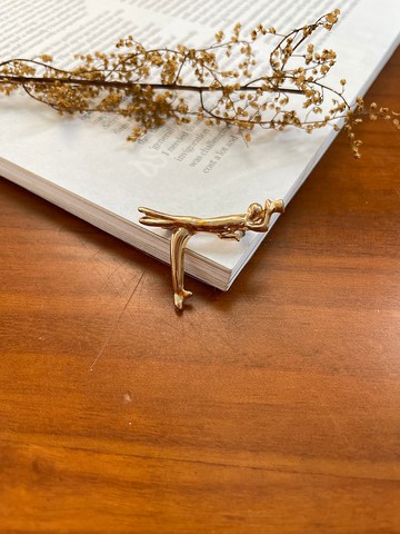 B603 老又好古董珠寶 Vintage 金色禮帽敬禮別針 少見款