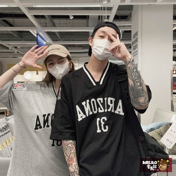 【AMERO】男裝 女裝 V領 T恤 短袖 刺繡英文 寬鬆 落肩 情侶裝