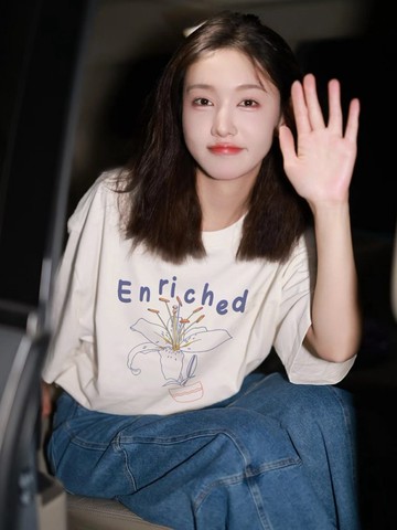 韓國手繪花卉字母T恤短袖女夏季簡約高級感女生上衣 印花寬鬆情侶短袖T 上衣女 美式t  韓版T 大學T
