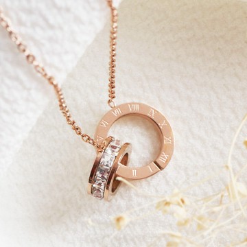 [鈦鋼]巡迴女伶雙環圈套羅馬刻紋項鍊【KTL485】-玫瑰金