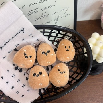 台灣現貨📣土豆鑰匙扣 仿真小土豆掛件 馬鈴薯掛飾 毛絨玩偶 食玩掛件 學生書包掛飾 小禮品 包包掛件 背包裝飾 吊飾