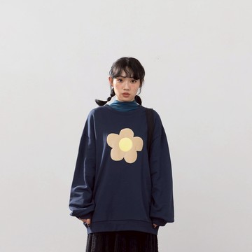 QUEENSHOP_F 女裝 長袖 立體磨毛花花長袖衛衣-深藍 現+預 【01099428】