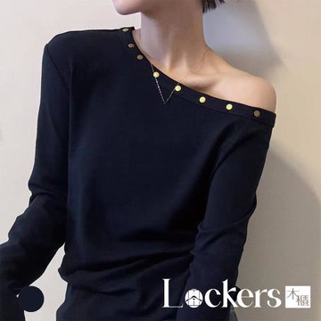【Lockers 木櫃】露肩設計長袖斜肩一字上衣 L1150301206