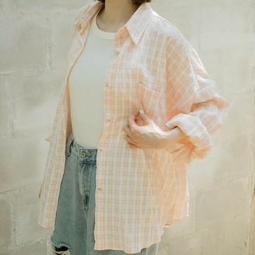 QUEENSHOP_ S 女裝 長袖 格紋細褶紋理寬版襯衫 兩色售 現+預【01025607】