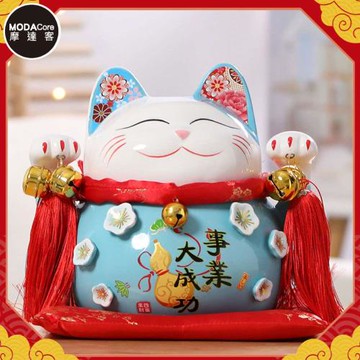 摩達客◉春節開運招財◉8.5吋藍色事業大成功財運招財貓(含坐墊)_撲滿存錢桶擺飾桌飾
