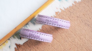 【皮革手鈪（1對裝）｜Leather Bangle (A Pair) —白蠟紫 W.Waxed Orchid】皮革材料包 免費壓字 皮革手鈪 情侶手鈪 皮革手鐲 情人節禮物 聖誕禮物 意大利皮 植鞣革 皮革DIY 白蠟皮 擦蠟皮