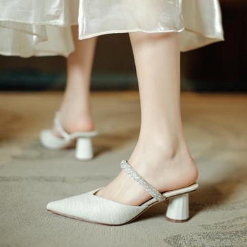 水鉆包頭粗跟涼鞋女2024年夏季新款尖頭5cm外穿拖鞋淺口高跟鞋