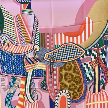 HERMES 愛馬仕最新爆款大方絲巾-粉色幻想中的馬鞍(90*90)