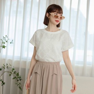 OB嚴選中大尺碼-立體菱格緹花棉質短袖上衣《AB20351》