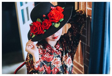 手工定制驚艷玫瑰花黑色帽子女圓頂禮帽英倫復古毛呢帽子大沿帽1入