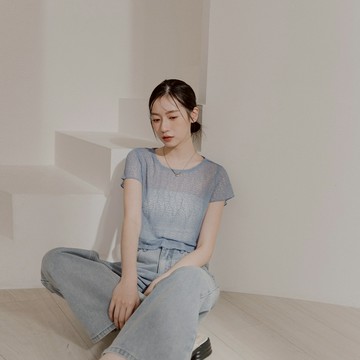 QUEENSHOP_ S 女裝 短袖 質感透膚紋理短袖短版上衣-藍 現+預 【01099015】