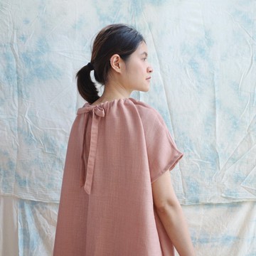 亞麻綁帶領結洋裝 - 柔和粉色 / linnil 原創設計