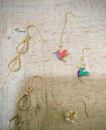 包14k金不對稱彩色蜂鳥珍珠耳環