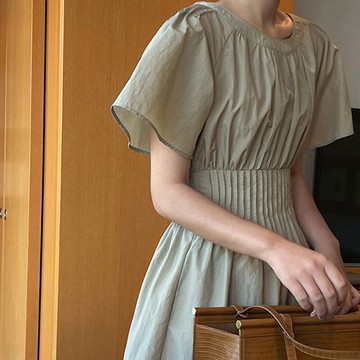 2022春夏新款小眾設計法式茶歇顯瘦收腰長款豆綠色連衣裙女高級感