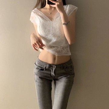 ✨限時下殺✨ 设计感镂空别致小衫夏季蕾丝v领打底背心镂空裹胸带胸垫透视上衣  鏤空蕾絲上衣