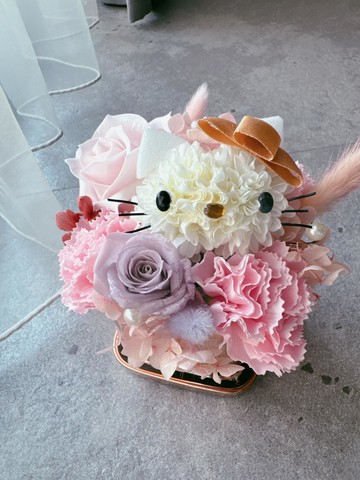 Hello Kitty 情人節限量不凋桌花 浮光耀金