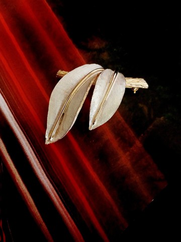 vintage jewelry  銀色精雕刻紋雙葉 別針 胸針