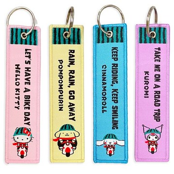 小禮堂 Sanrio 三麗鷗 x 出川哲朗歐兜邁冒險趣 布標籤鑰匙圈 (電動車款) Kitty 布丁狗