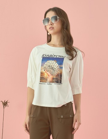 ★【喜芝梅】浪漫貝影 現代文藝風貝殼包印花圓領上衣(白色；M-2L) 224340090