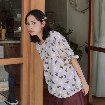 【Dailo】好多貓袖口綁結上衣 白 綠 駝 灰(魅力商品)