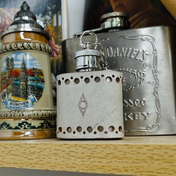 【復古皮藝掛飾】迷你酒壺上下鏤空款-深棕