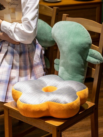優樂悅~辦公室久坐屁股墊夏季涼席坐墊靠墊一體學生教室椅墊臥室榻榻米墊抱枕 娃娃【可開發票】