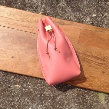 束口袋化妝包收納袋小包小草刺繡手製隨身包真皮手縫粉橘色M號