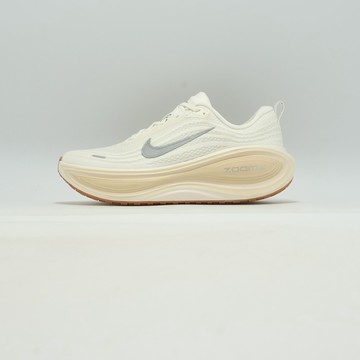 Nike 慢跑鞋 Vomero Plus ESS 男鞋 米 緩震 厚底 運動鞋 IM8336-100