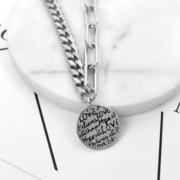 項鍊 英字圓牌墜拼接鋼雙鍊【NB1050】