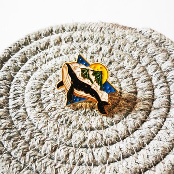 Plus 1 鯨魚與星空金屬徽章胸針心口針