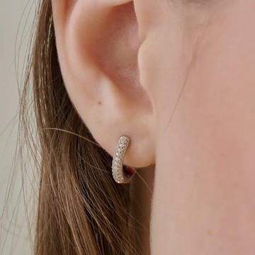 LESIS｜Moissanite Huggie E 密鑲莫桑銀耳環