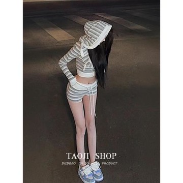 (免運)美式辣妹復古條紋連帽衛衣套裝春夏設計感短款露臍上衣短褲兩件套