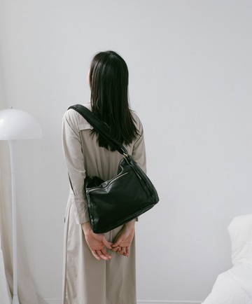 supportingrole多層口袋容量拉鍊百搭輕量真皮肩斜背包 黑