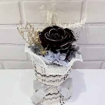 【依織IORI Boutique Florist】~~單朵XL玫瑰永生花 -優雅黑色鑲邊系列